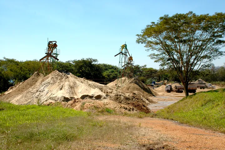 Pilhas de areia e estrutura de movimentação em Igarapava