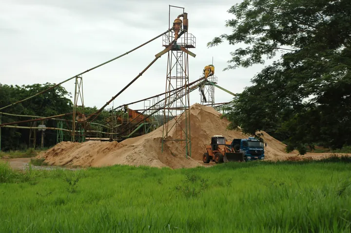 Equipamentos e veículos junto ao estoque de areia