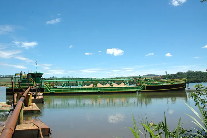 Embarcação e instalações junto ao rio em Igarapava