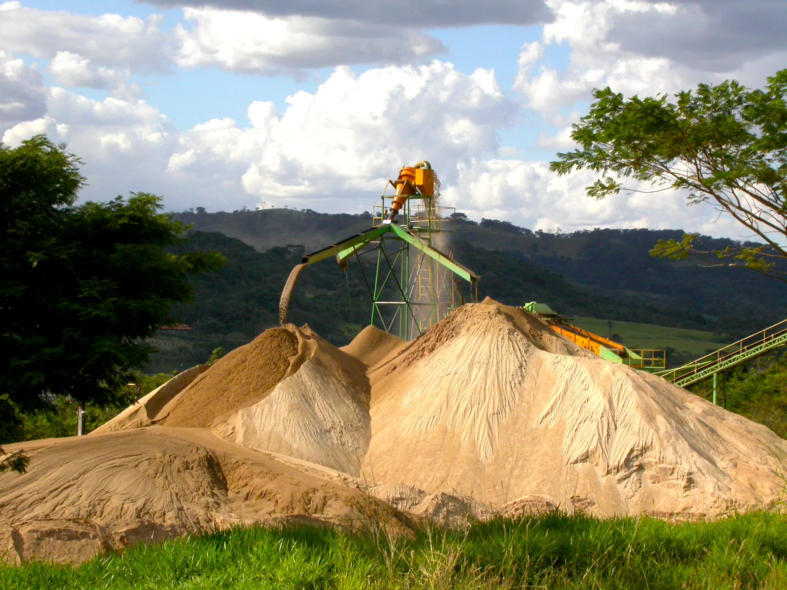 Pilhas de areia e equipamentos da VRG em Igarapava