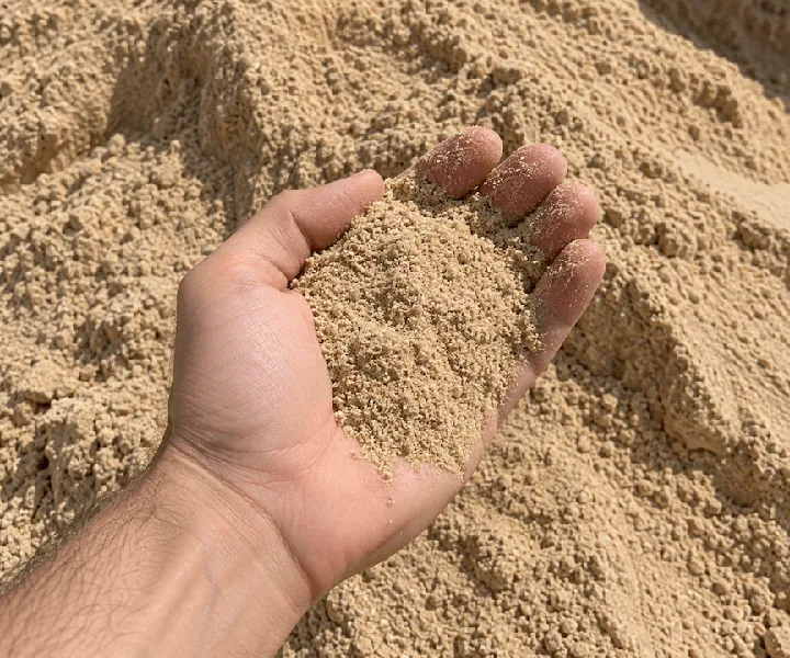 Amostra de areia fina na palma da mão